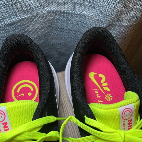 Nike Air Winflo 10 Sneakers Running Lace Up Black Hot Pink Neon Yellow NWOT - Picture 7 of 7